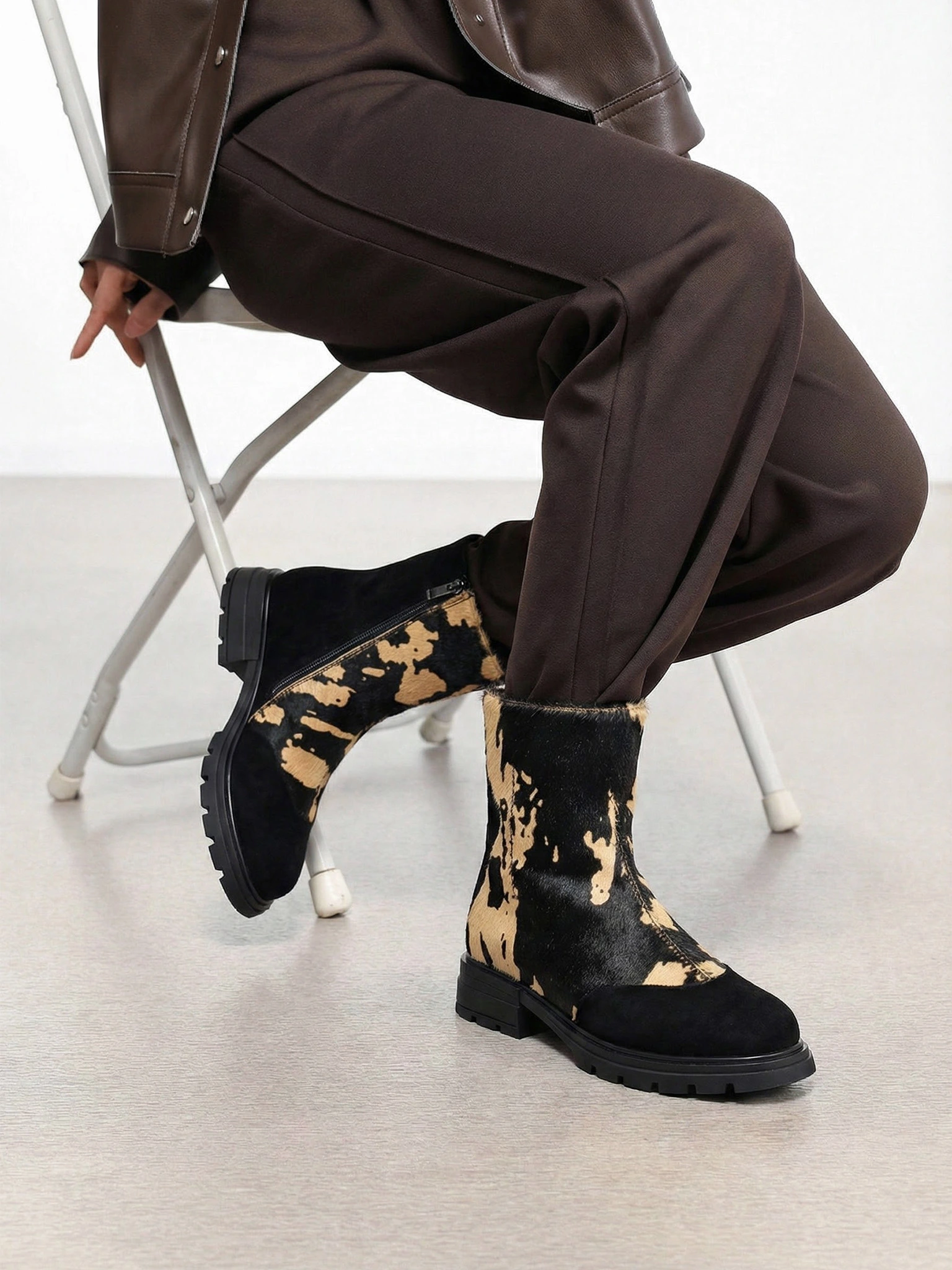 Ботинки комбинированные черного цвета на рельефной подошве